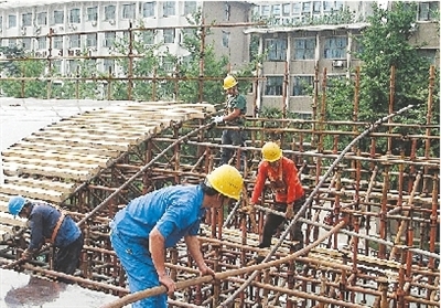 战高温天气 我市工地错时施工 保工程进度 一线工人挥汗如雨